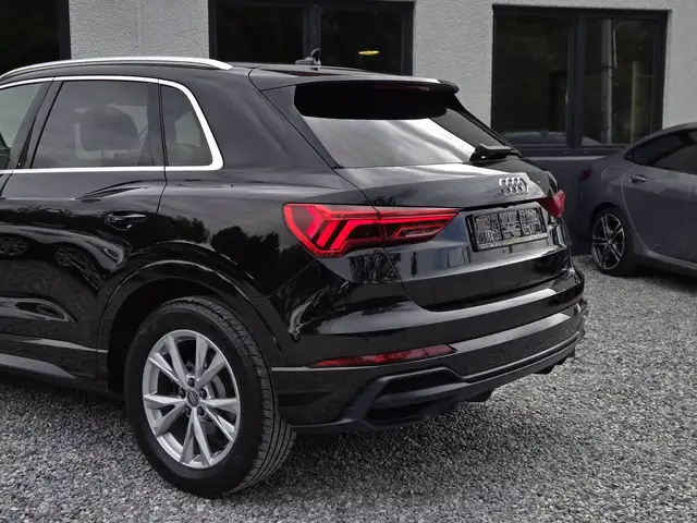 Audi Q3 view 9