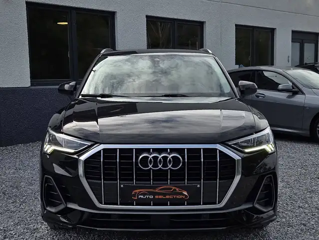 Audi Q3 view 3