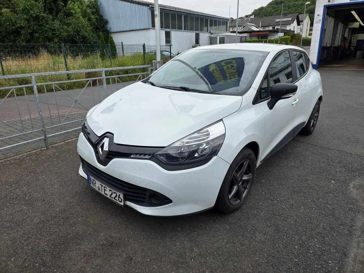Renault Clio IV 1.2 16V 75 Expression, Klima 54 kW (73 PS), ... Weiß - 1