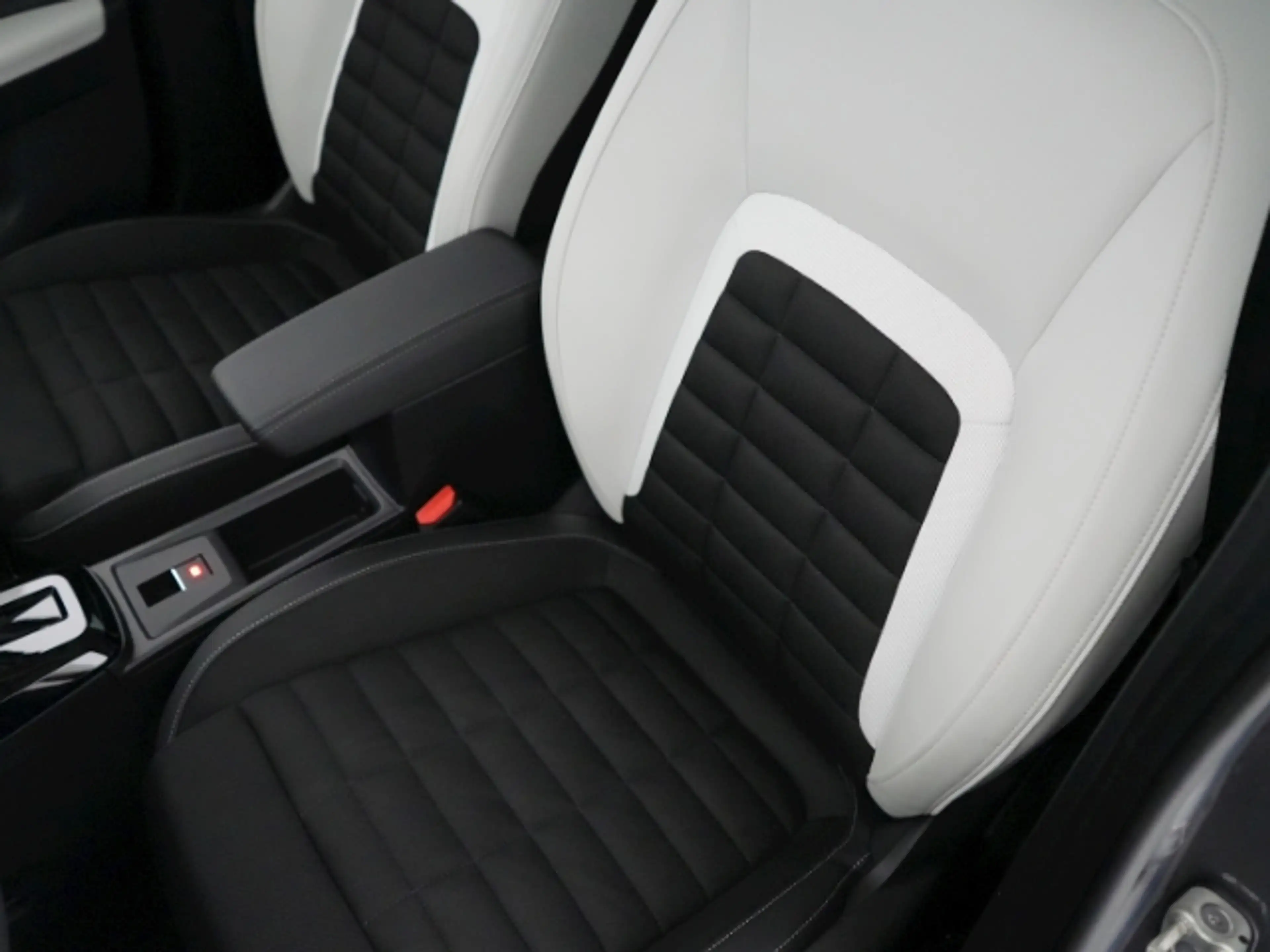 Citroen C3 Aircross HYBRID MAX eDCT+NAVI+RÜCKFAHRKAMERA+SITZHEIZUNG+LE — photo 11