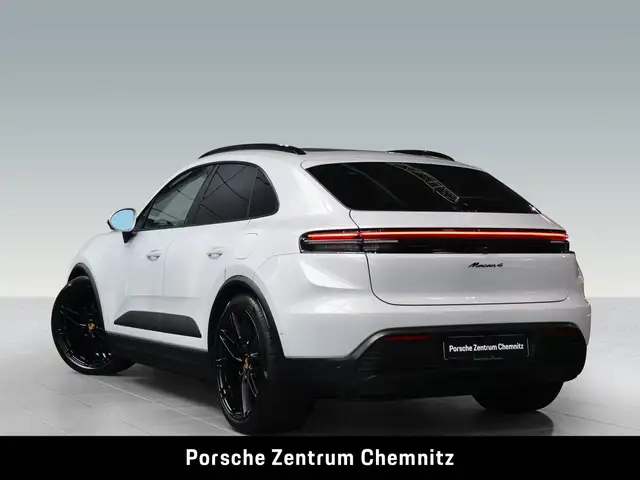 Porsche Macan view 3