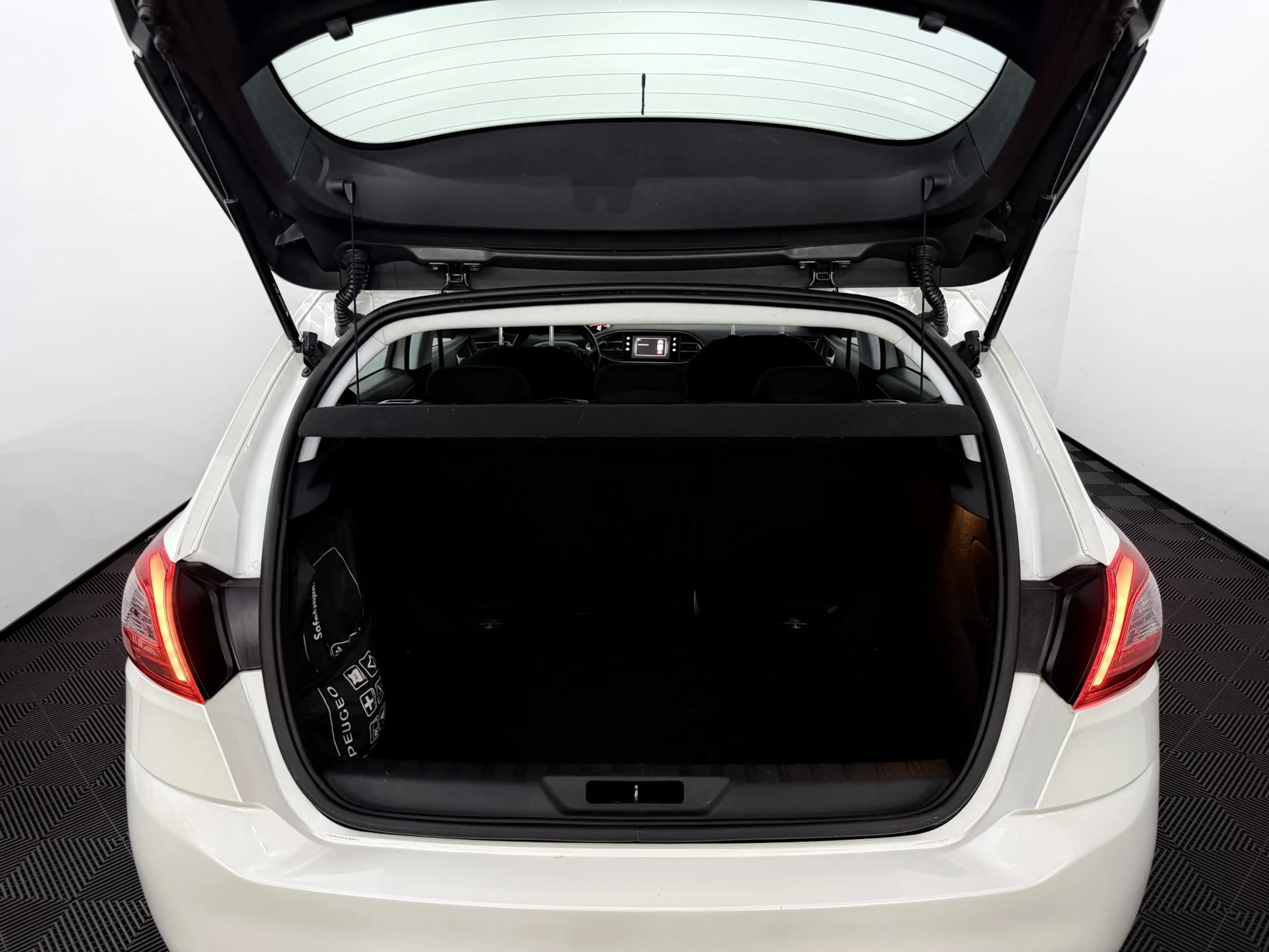 Peugeot 308 1.6 BlueHDi Blue Lease Executive Clima, Navi, A st — photo 28