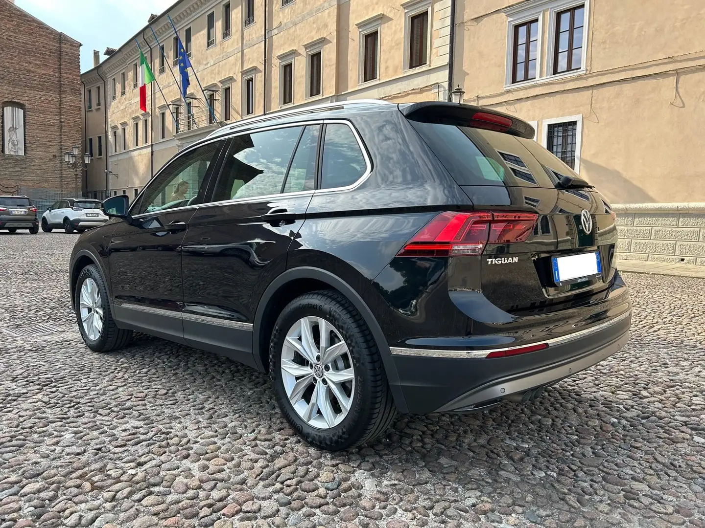 Volkswagen Tiguan Tiguan II 2016 2.0 tdi Executive 150cv dsg Nero - 2
