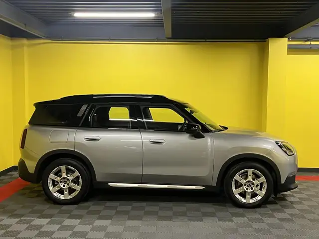 Mini Countryman view 2