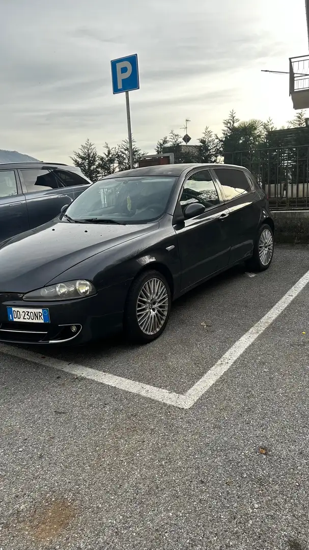 Alfa Romeo 147 1.9 JTD 8V M-Jet Distinctive. Nero - 1