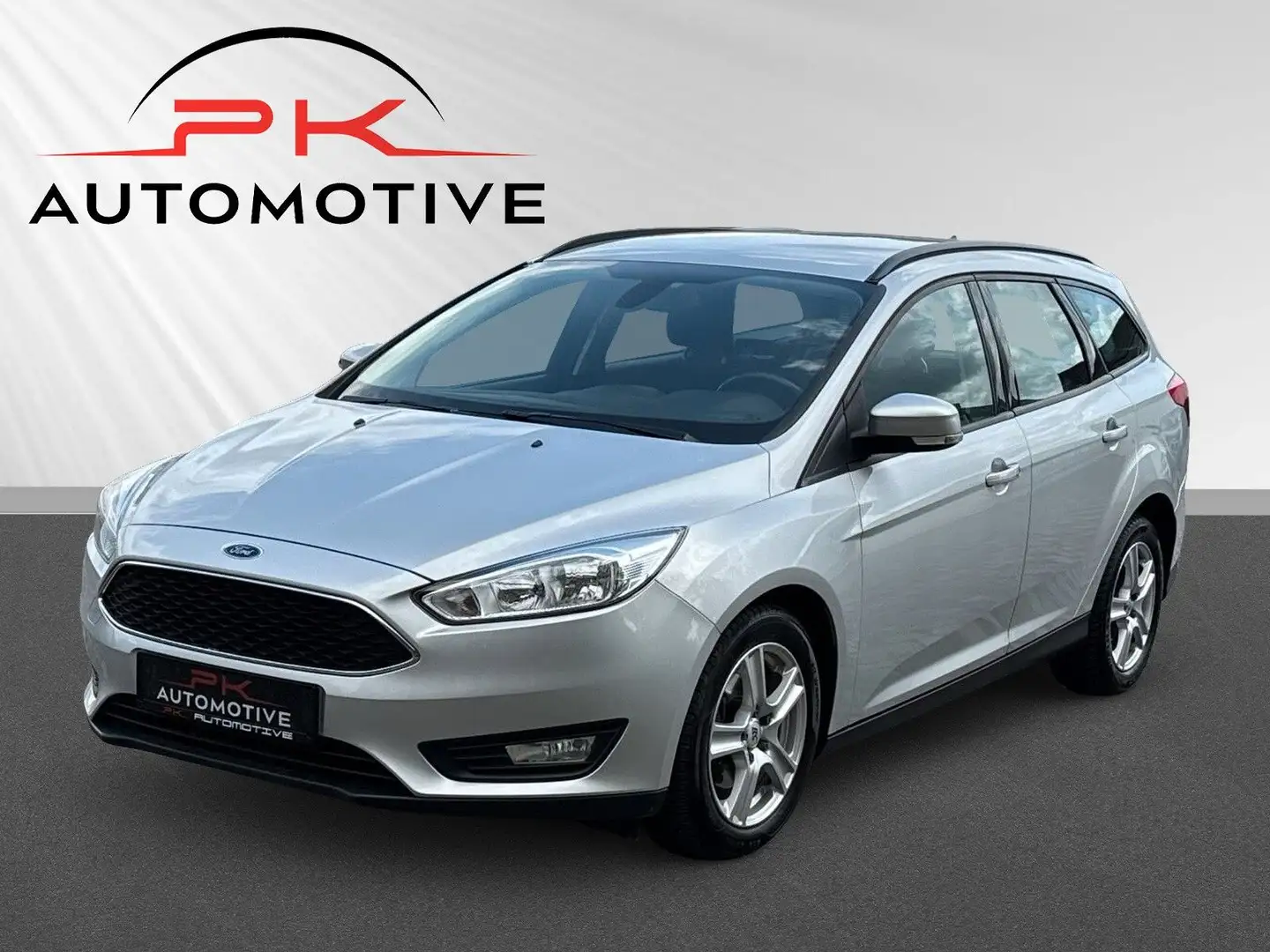 Ford Focus Turn. Bus. 1.6TDCI*AHK*CARPLAY*ZAHNR*PDC Plateado - 1