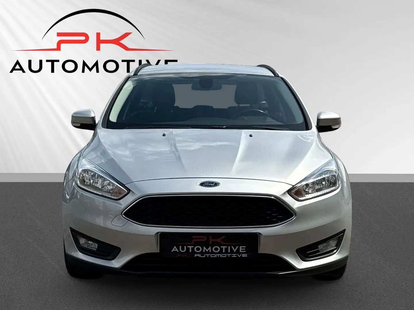 Ford Focus Turn. Bus. 1.6TDCI*AHK*CARPLAY*ZAHNR*PDC Plateado - 2