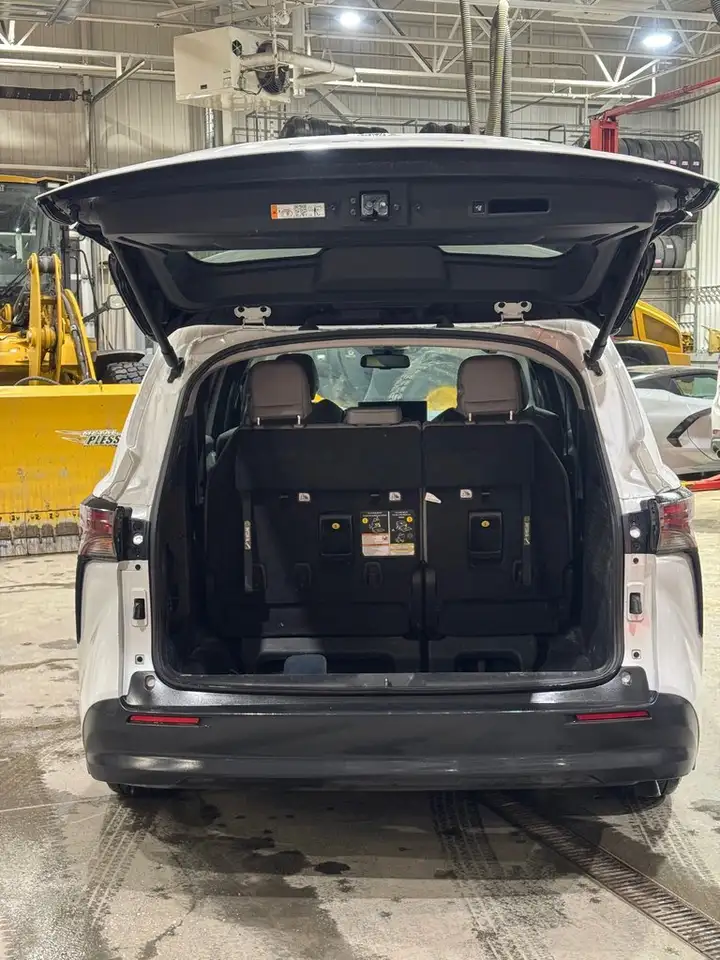 Toyota Sienna снимка Toyota Sienna