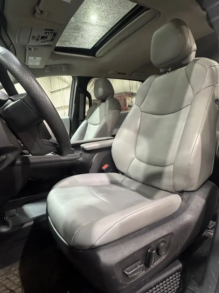 Toyota Sienna снимка Toyota Sienna
