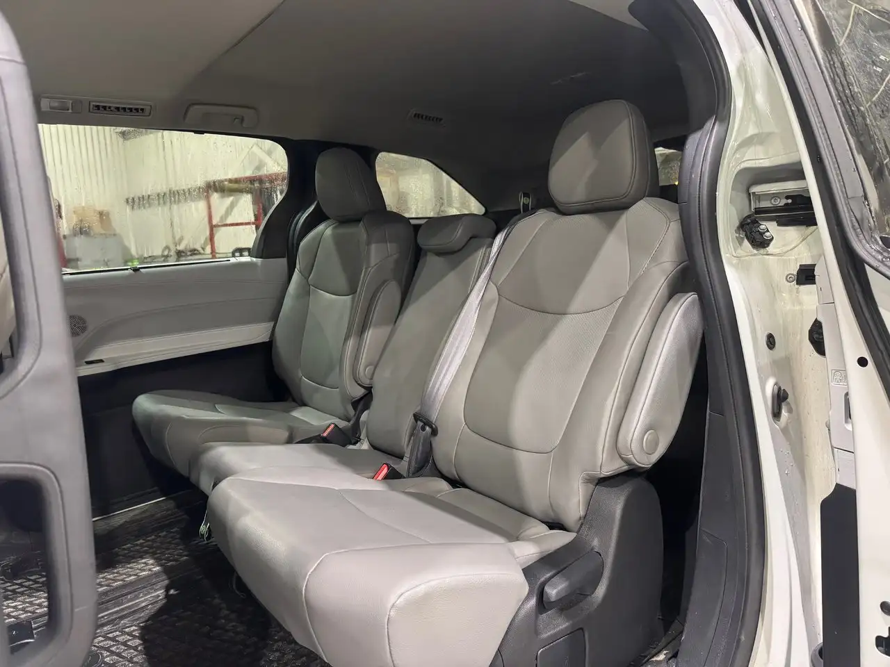 Toyota Sienna снимка Toyota Sienna
