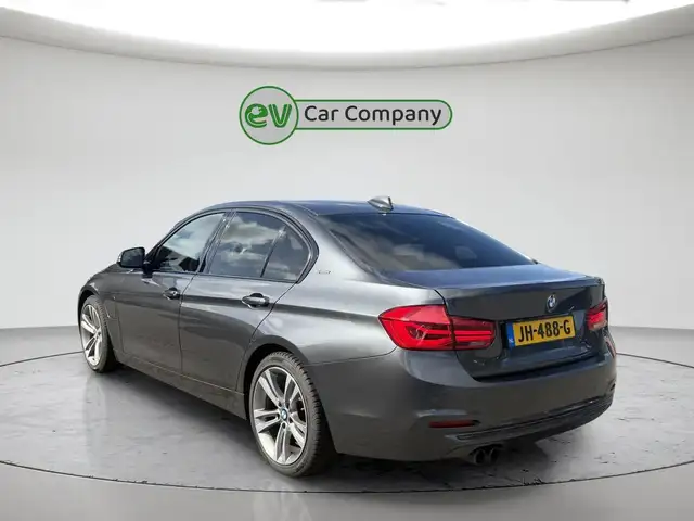 BMW 3 Series view 3