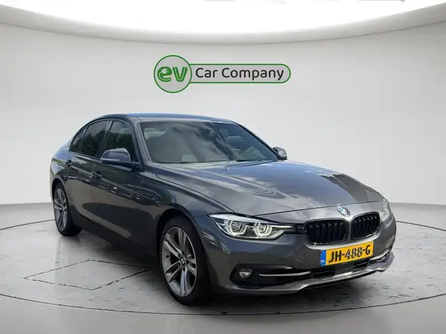 BMW 3 Series view 2