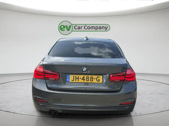BMW 3 Series view 10