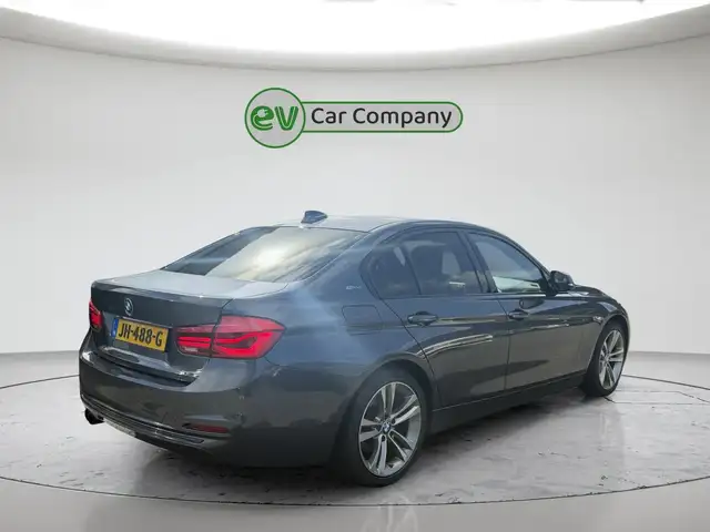 BMW 3 Series view 4