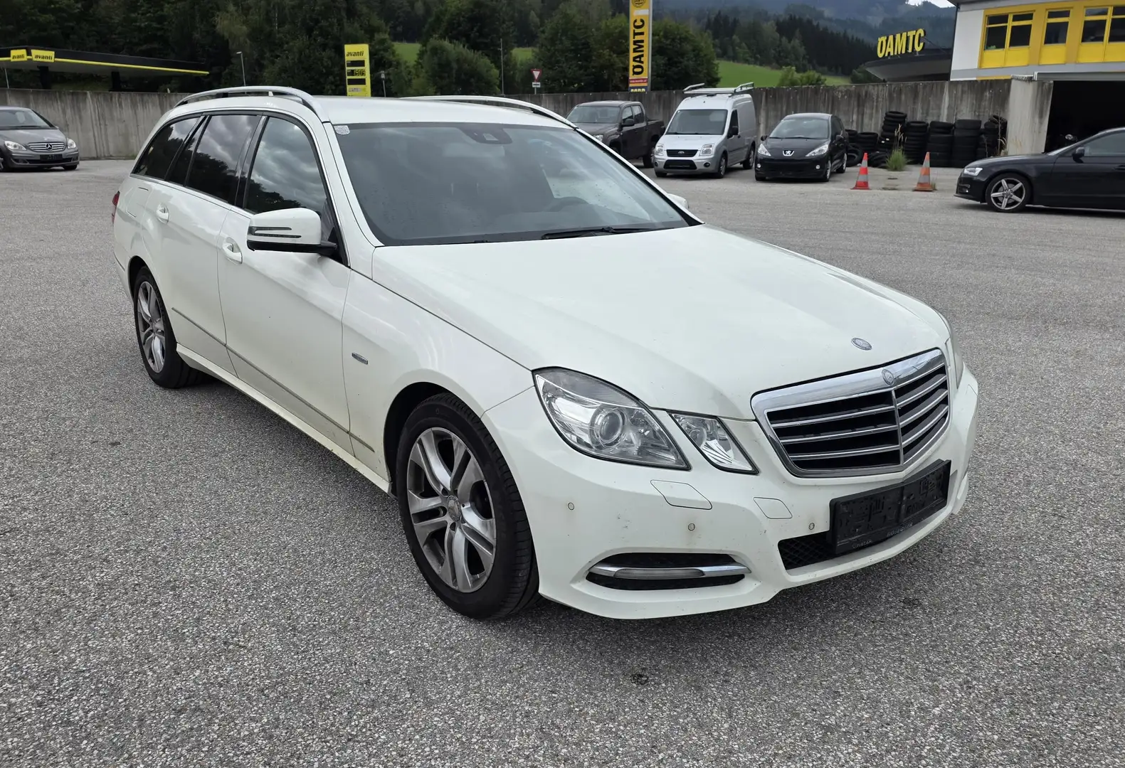 Mercedes-Benz E 220 E 220 T Avantgarde CDI Aut. Avantgarde Weiß - 1