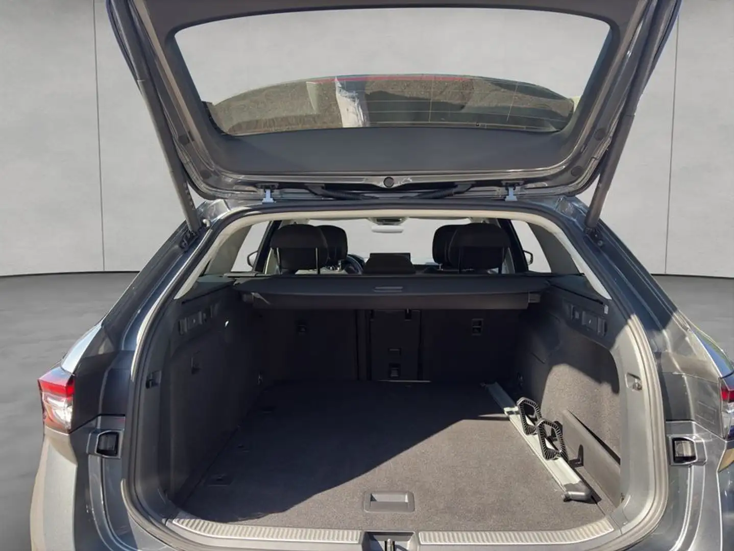 Skoda Superb Combi Selection 2.0l TDI DSG SHZ AHK ACC NA Grau - 2