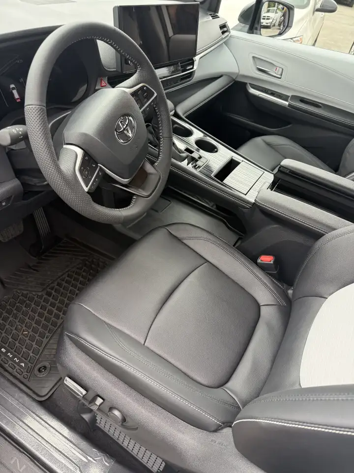 Toyota Sienna снимка Toyota Sienna