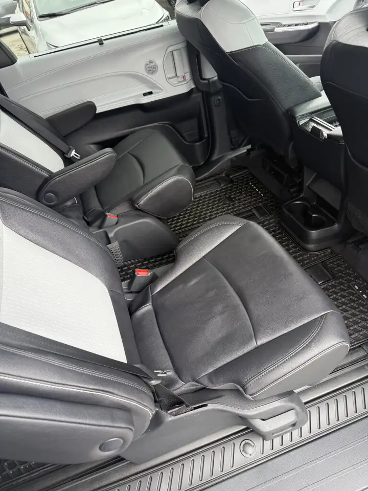 Toyota Sienna снимка Toyota Sienna