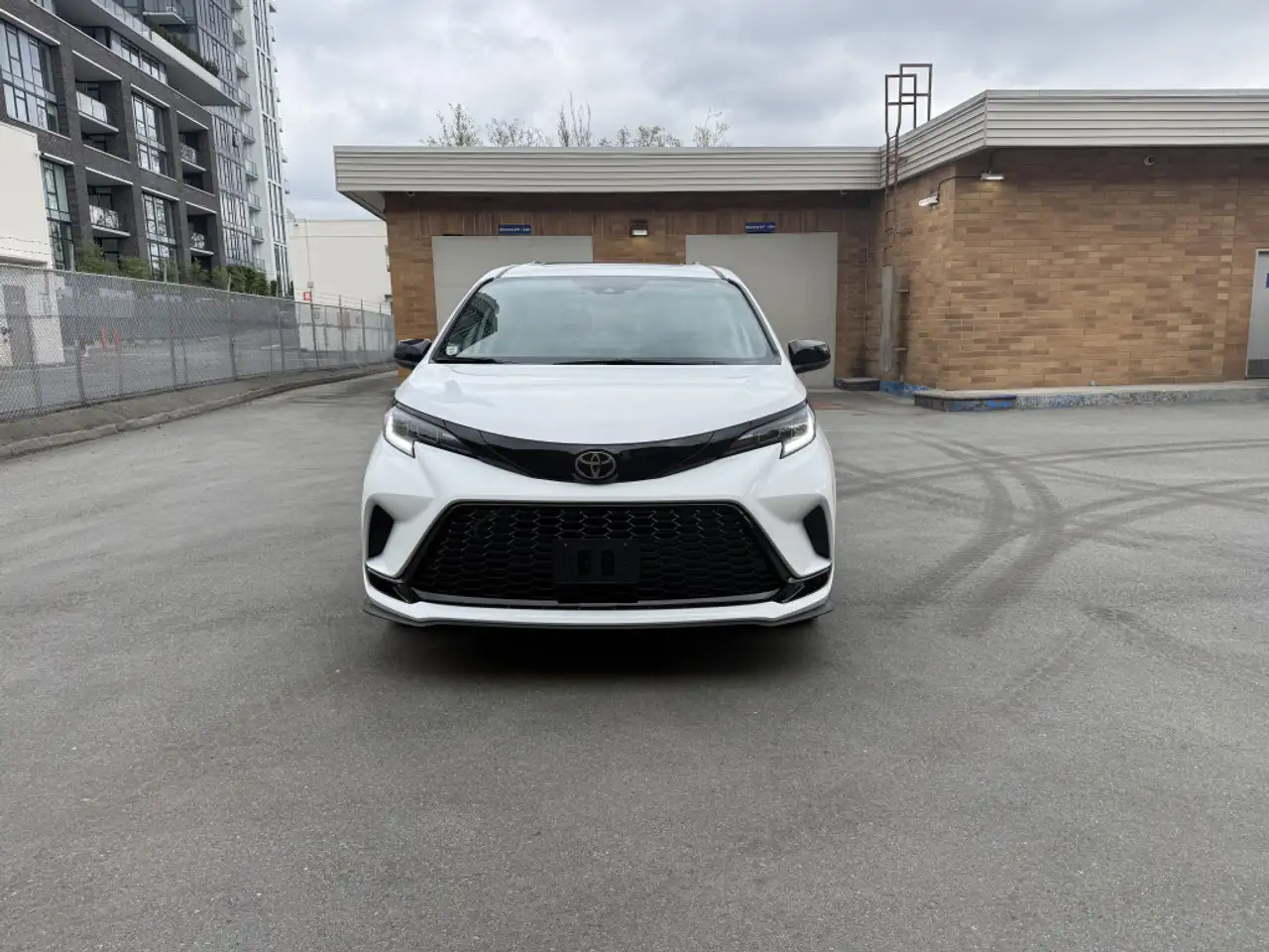 Toyota Sienna снимка Toyota Sienna