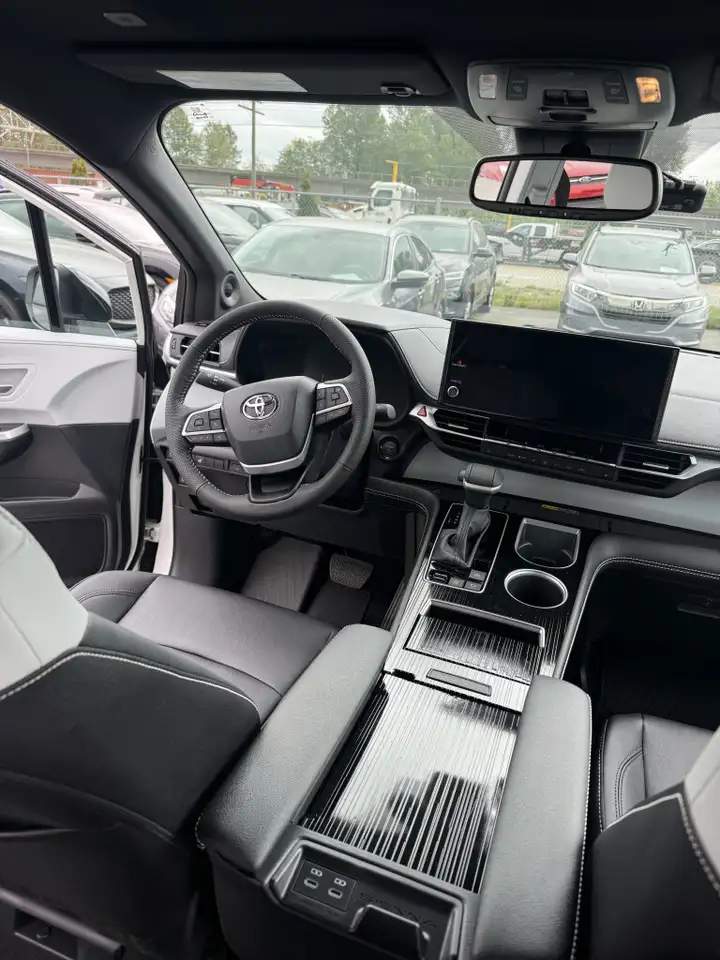 Toyota Sienna снимка Toyota Sienna