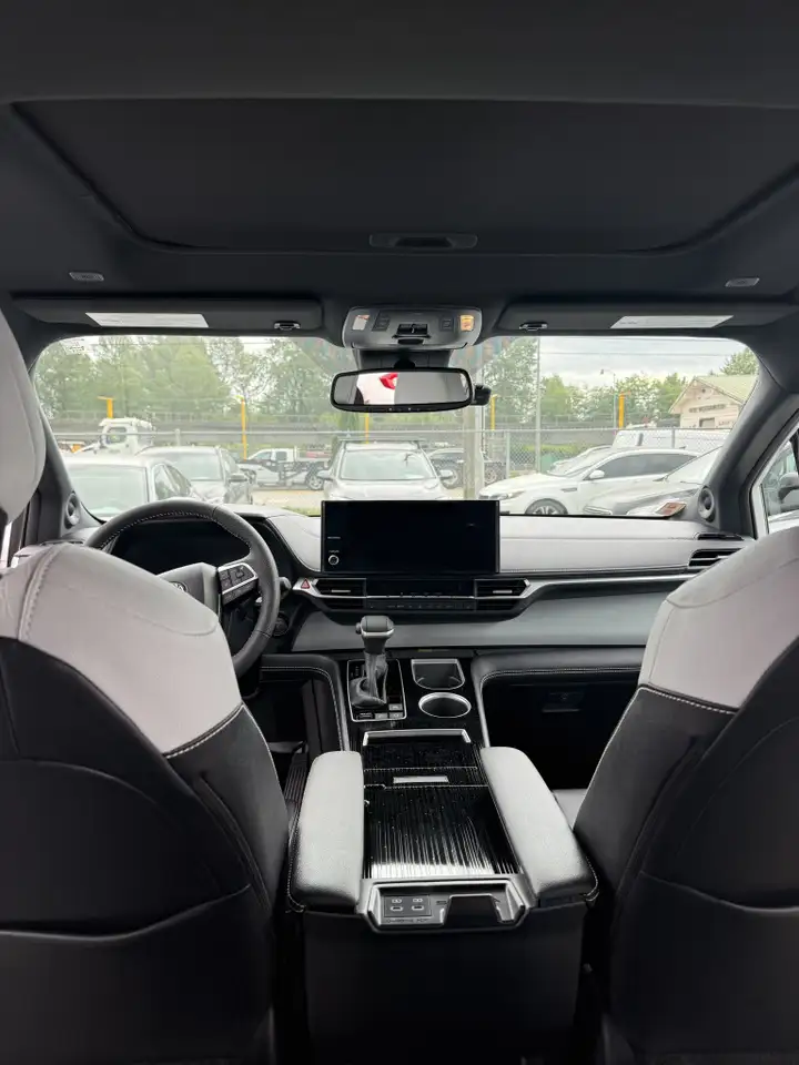 Toyota Sienna снимка Toyota Sienna