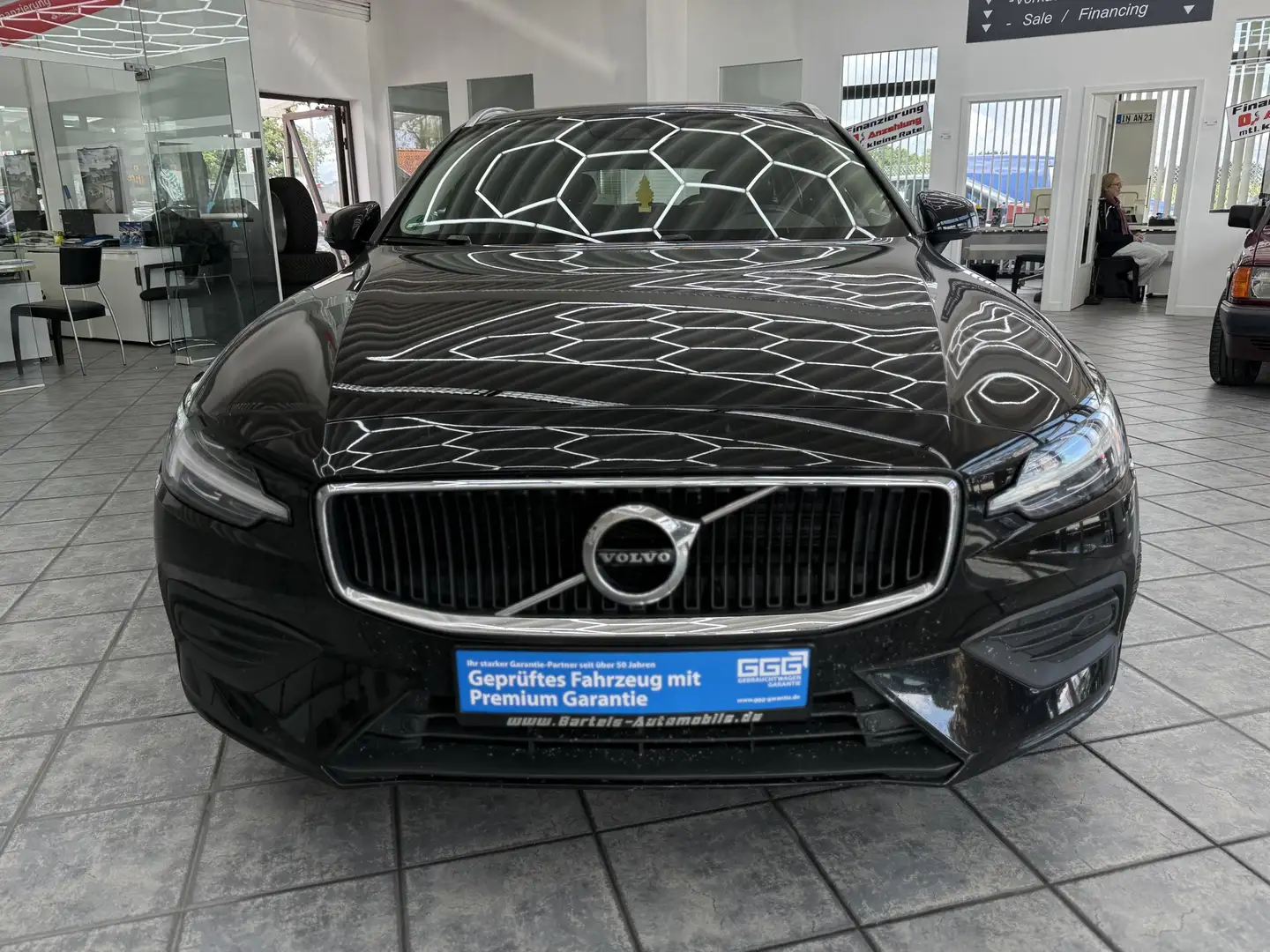Volvo V60 D3 Momentum Pro, LED, Navi, Leder, Kamera Zwart - 2
