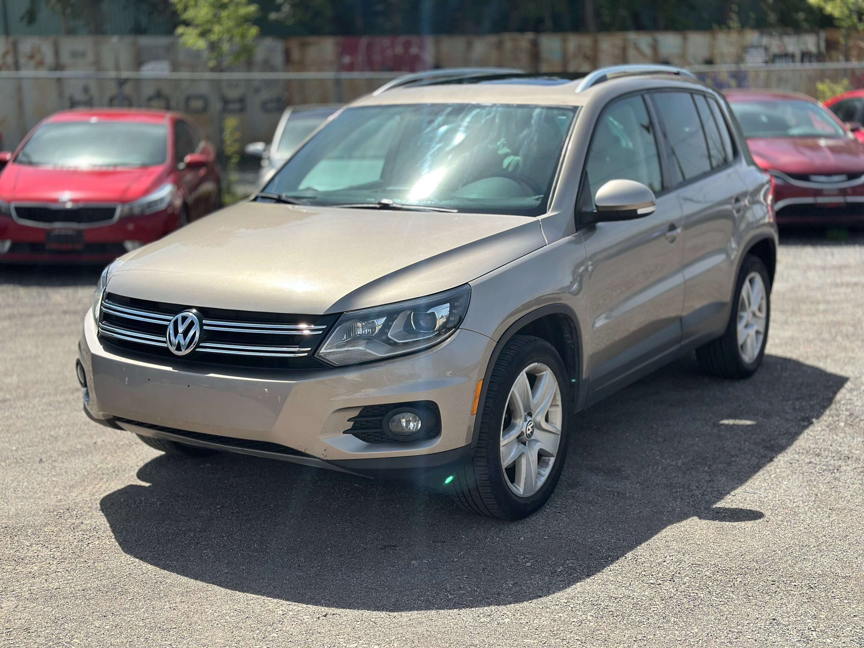 2015 Volkswagen Tiguan Comfortline+AWD+PANOSUNROOF+LOW KMS — снимка 1