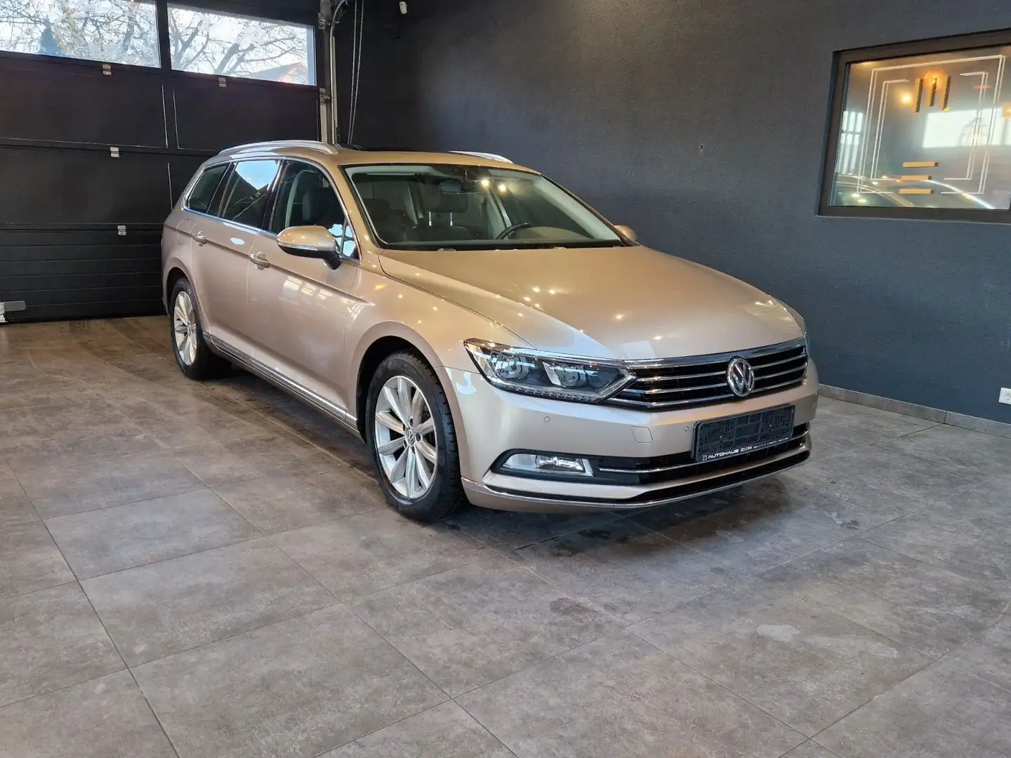 Volkswagen Passat Variant Highline 1.8TSI*Pano*Keyless Go* Gold - 1