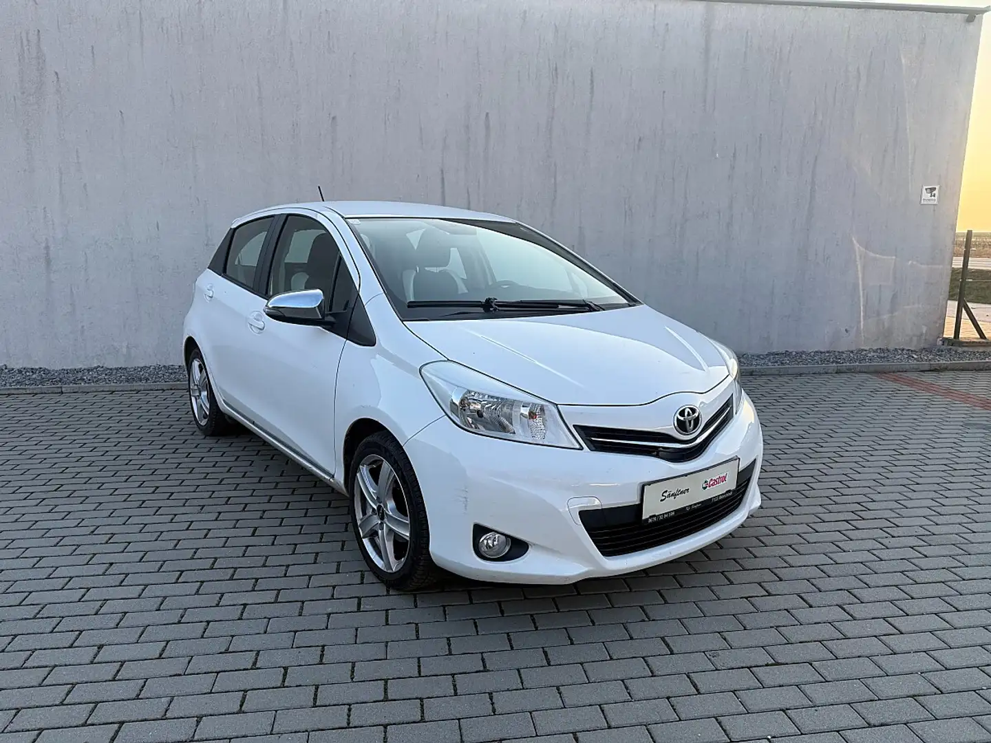 Toyota Yaris 1,0 VVT-i Trend Weiß - 1