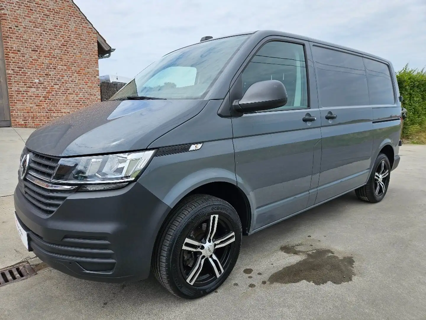 Volkswagen T6.1 Transporter 150PK DSG AUTOMAAT AIRCO PDC NAVI TOPWAGEN Grijs - 2