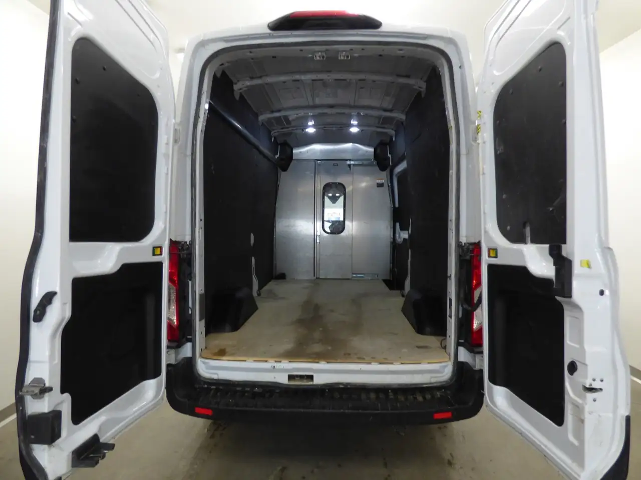 Ford Transit Cargo Van снимка Ford Transit Cargo Van
