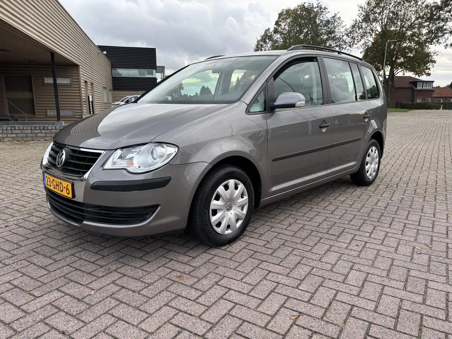 Volkswagen Touran 1.4 TSI Optive Automaat [ airco,audio,cruise,pdc ] Grijs - 1