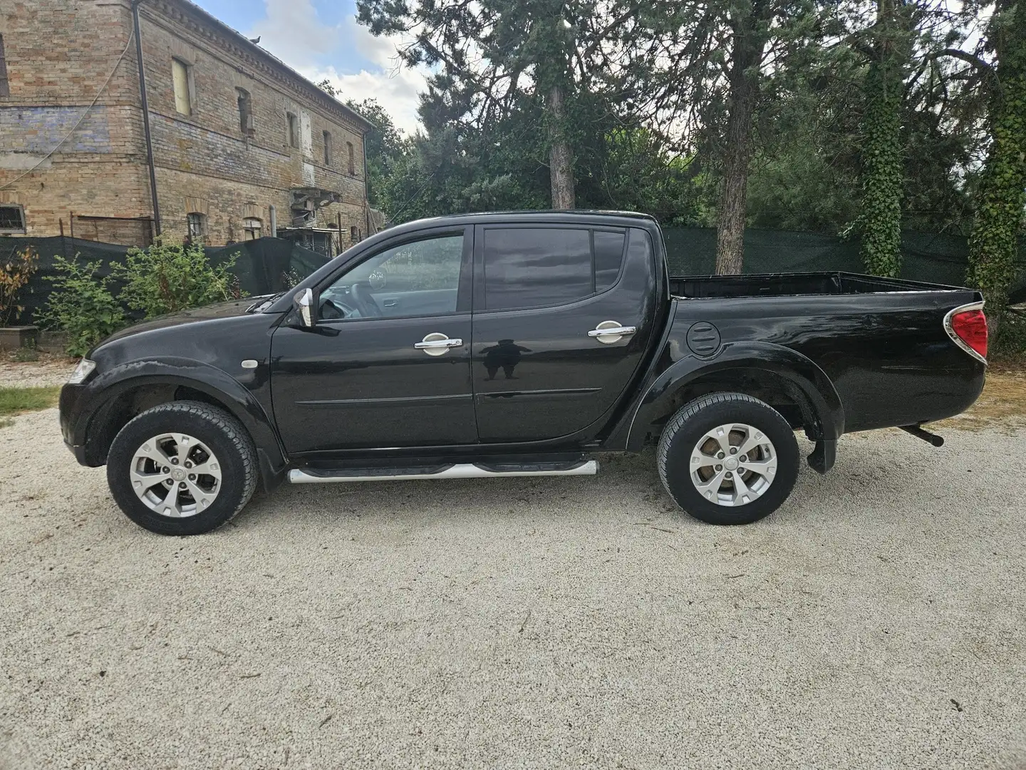 Mitsubishi L200 d.cab 2.5 di-d Intense Plus 178cv - 2