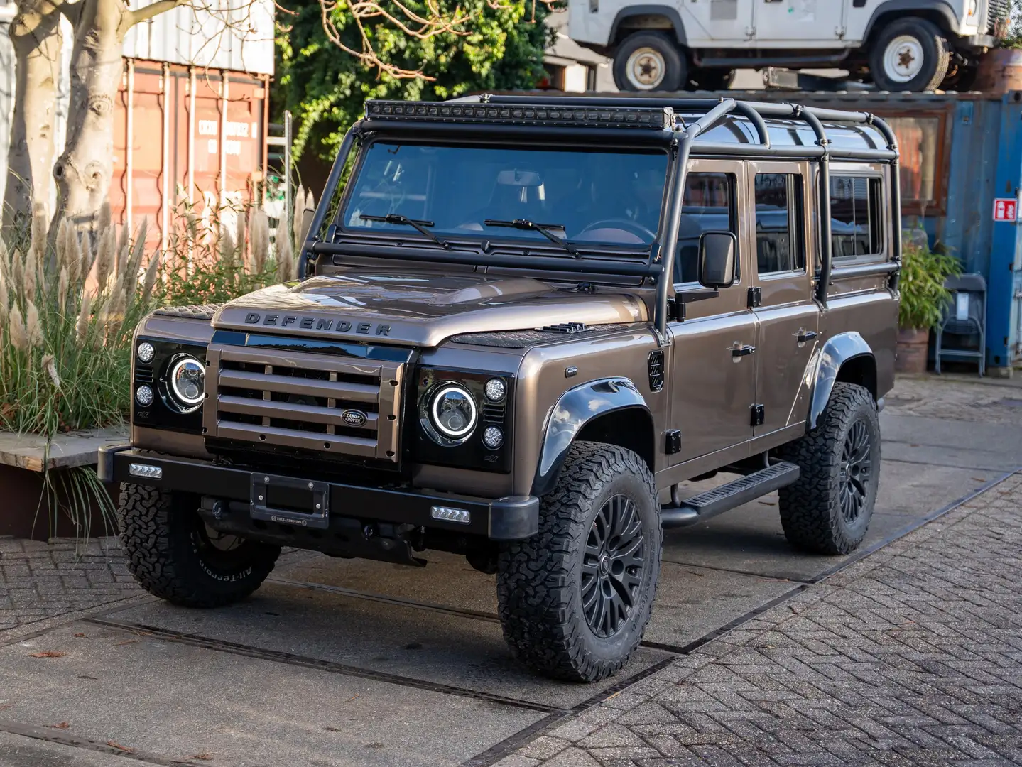 Land Rover Defender 110 Bronze - 1