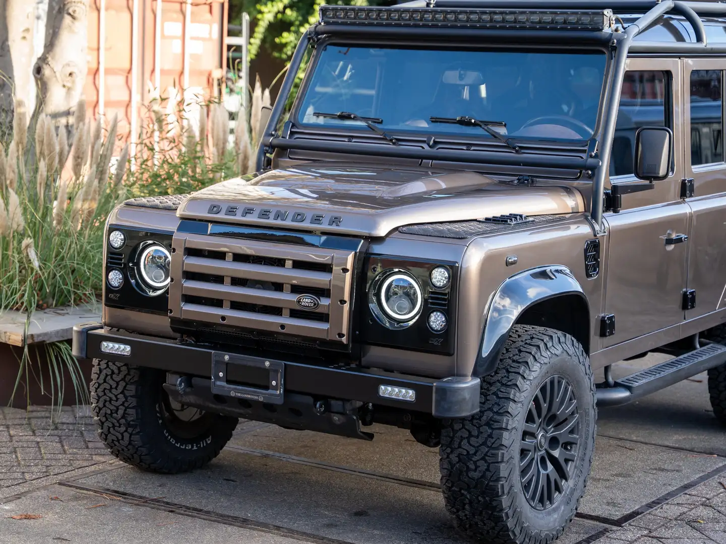 Land Rover Defender 110 Bronze - 2