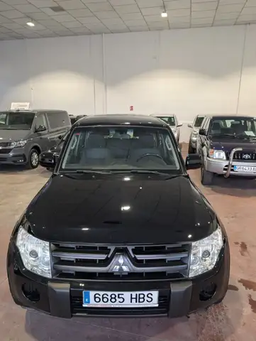 Mitsubishi Montero view 2