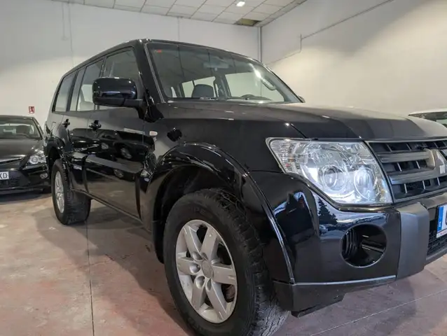 Mitsubishi Montero main image