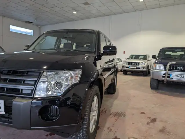 Mitsubishi Montero view 4