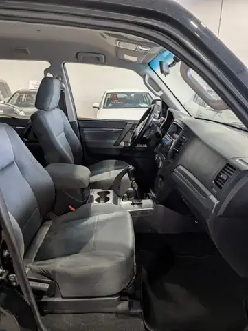 Mitsubishi Montero view 8