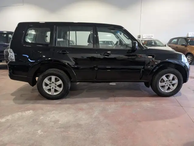 Mitsubishi Montero view 5