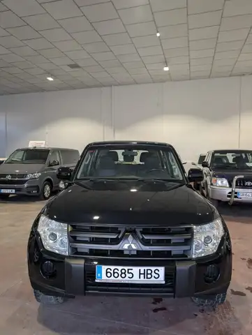 Mitsubishi Montero view 3