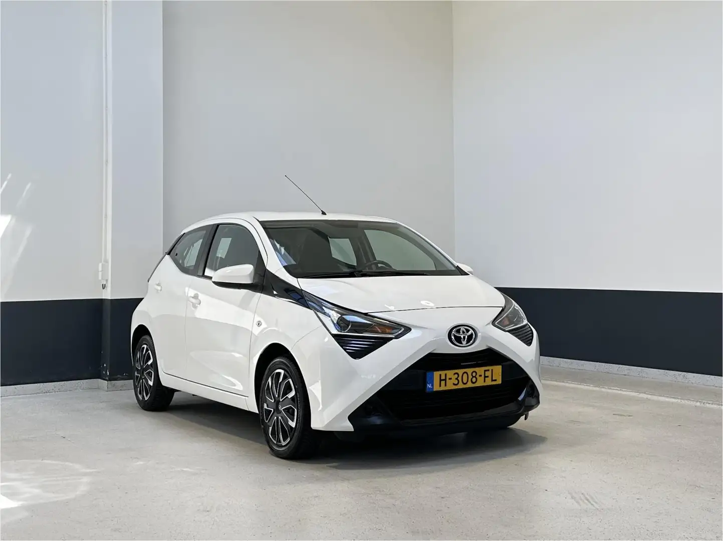 Toyota Aygo 1.0 VVT-i x-play | NL | 1 Eig | Carplay | Navi | C Wit - 1