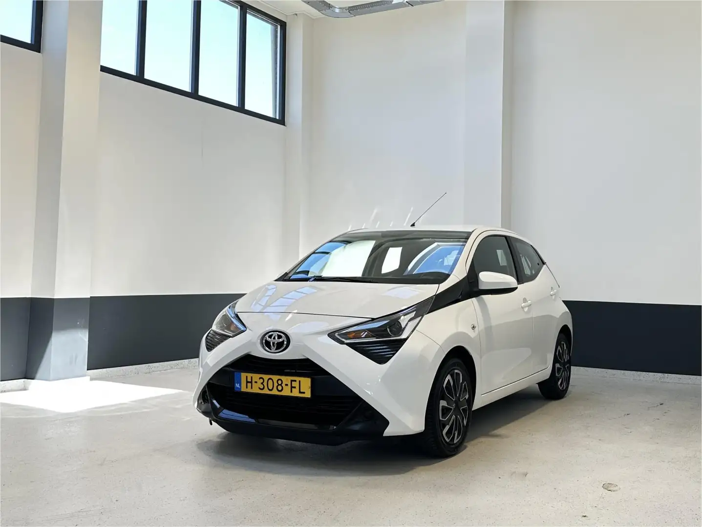 Toyota Aygo 1.0 VVT-i x-play | NL | 1 Eig | Carplay | Navi | C Wit - 2