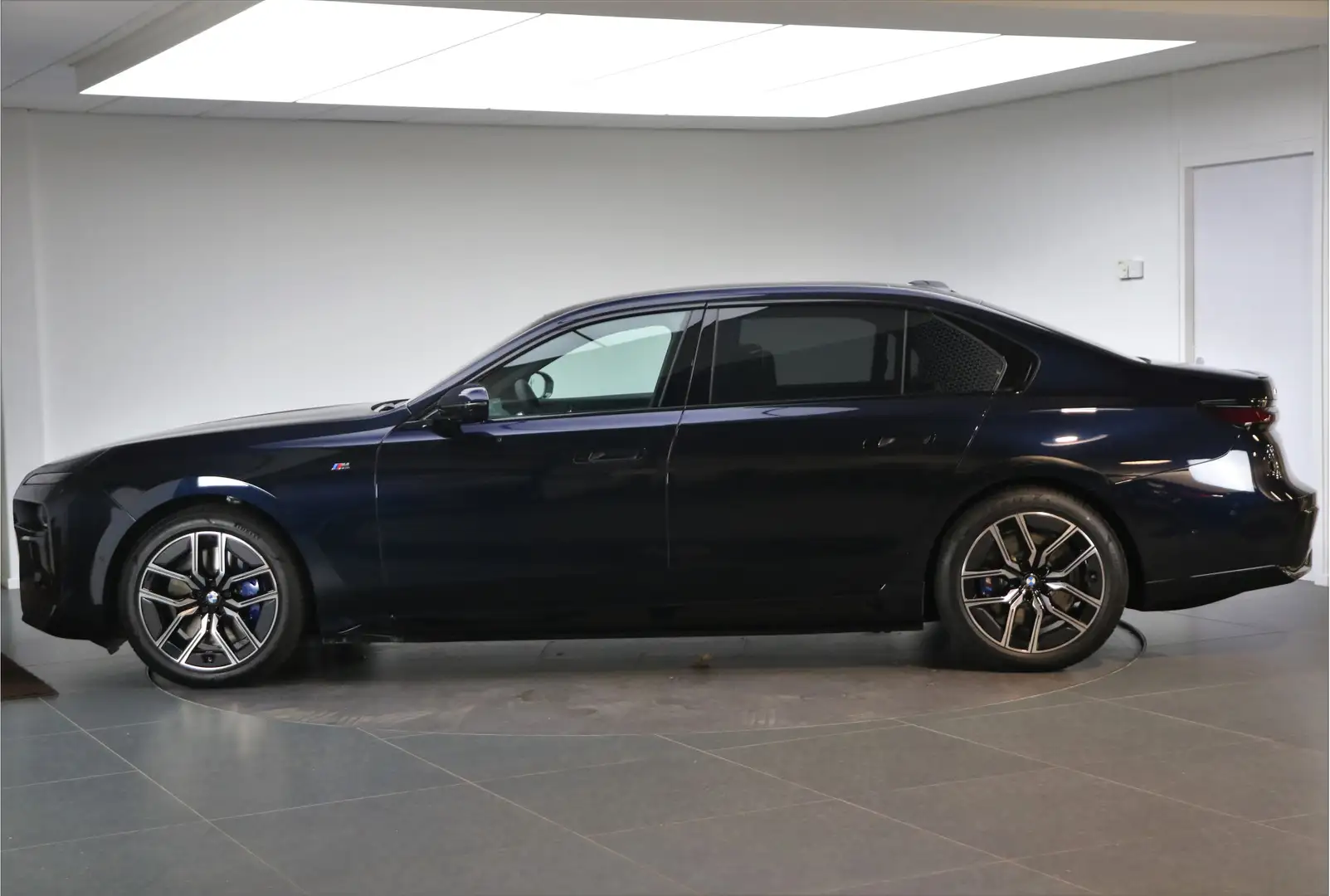 BMW i7 xDrive60 / Panoramadak Sky Lounge / Active Steerin Zwart - 2