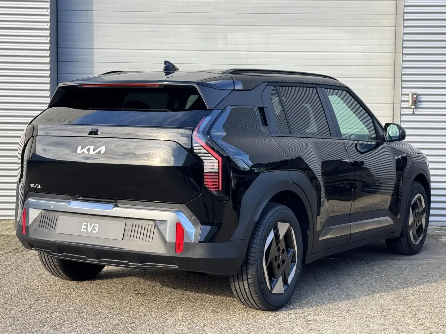 Kia EV3 Plus 58.3 kWh | Tijdelijk Kia inruilpremie € 3000, Zwart - 2