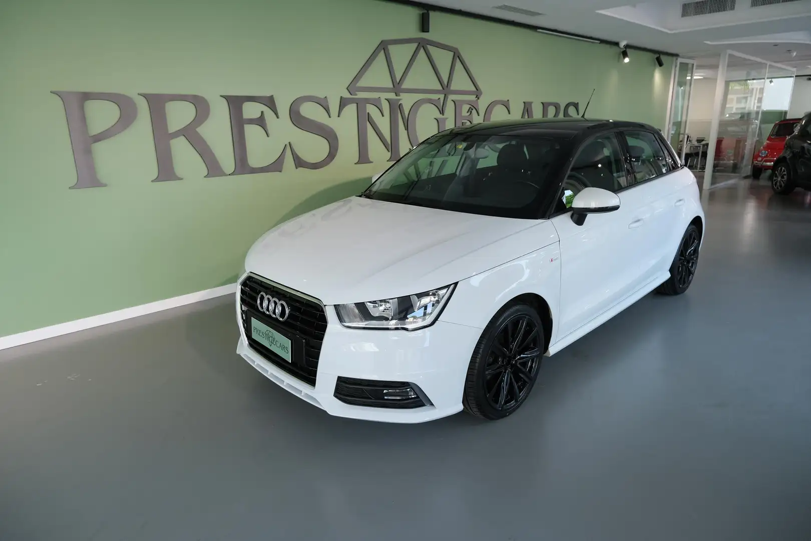Audi A1 1.0 tfsi ultra Admired 95cv s-tronic Bianco - 1