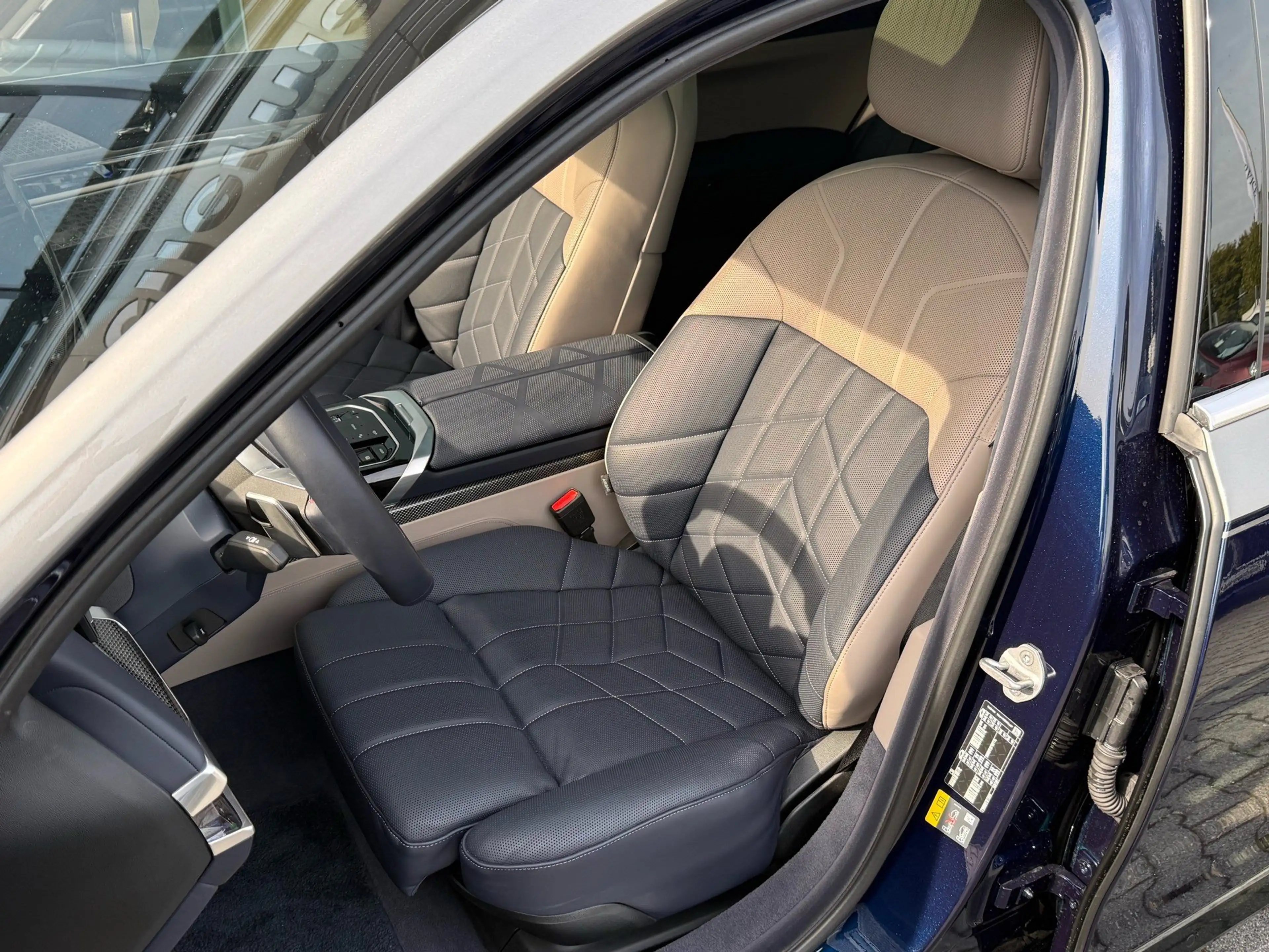 BMW i7 M70 xDrive //ExecutiveLoungeSeating TwoTone — photo 8