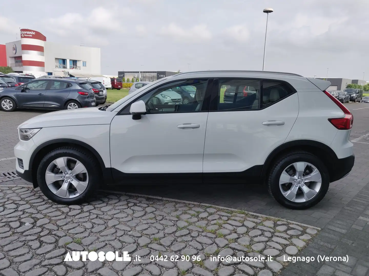 Volvo XC40 2.0 D3 Business AWD Automatica Bianco - 2