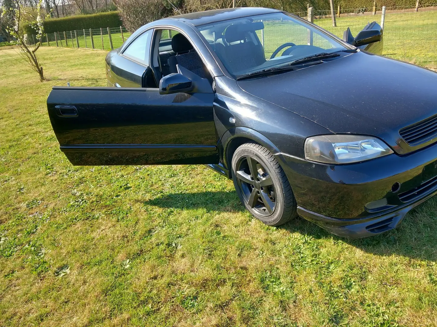 Opel Astra 1.8 16V Coupe Zwart - 1