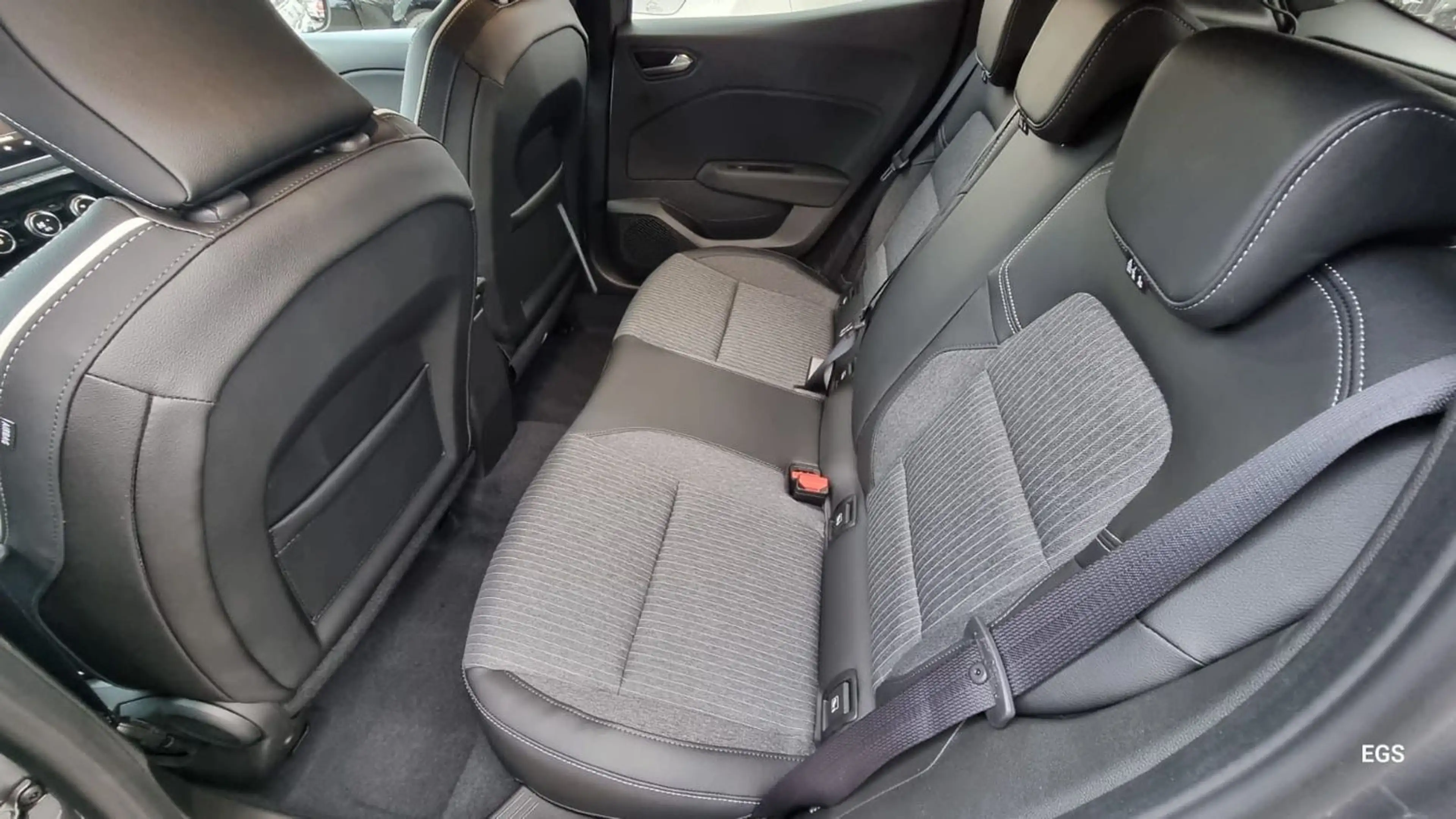 Mitsubishi Colt Hybrid Edition 1.6L *CARPLAY*KAMERA*SHZ*NAVI*PDC* — photo 11